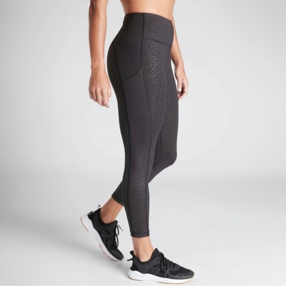 ATHLETA ULTIMATE STASH POCKET EMBOSSED 7/8 TIGHT